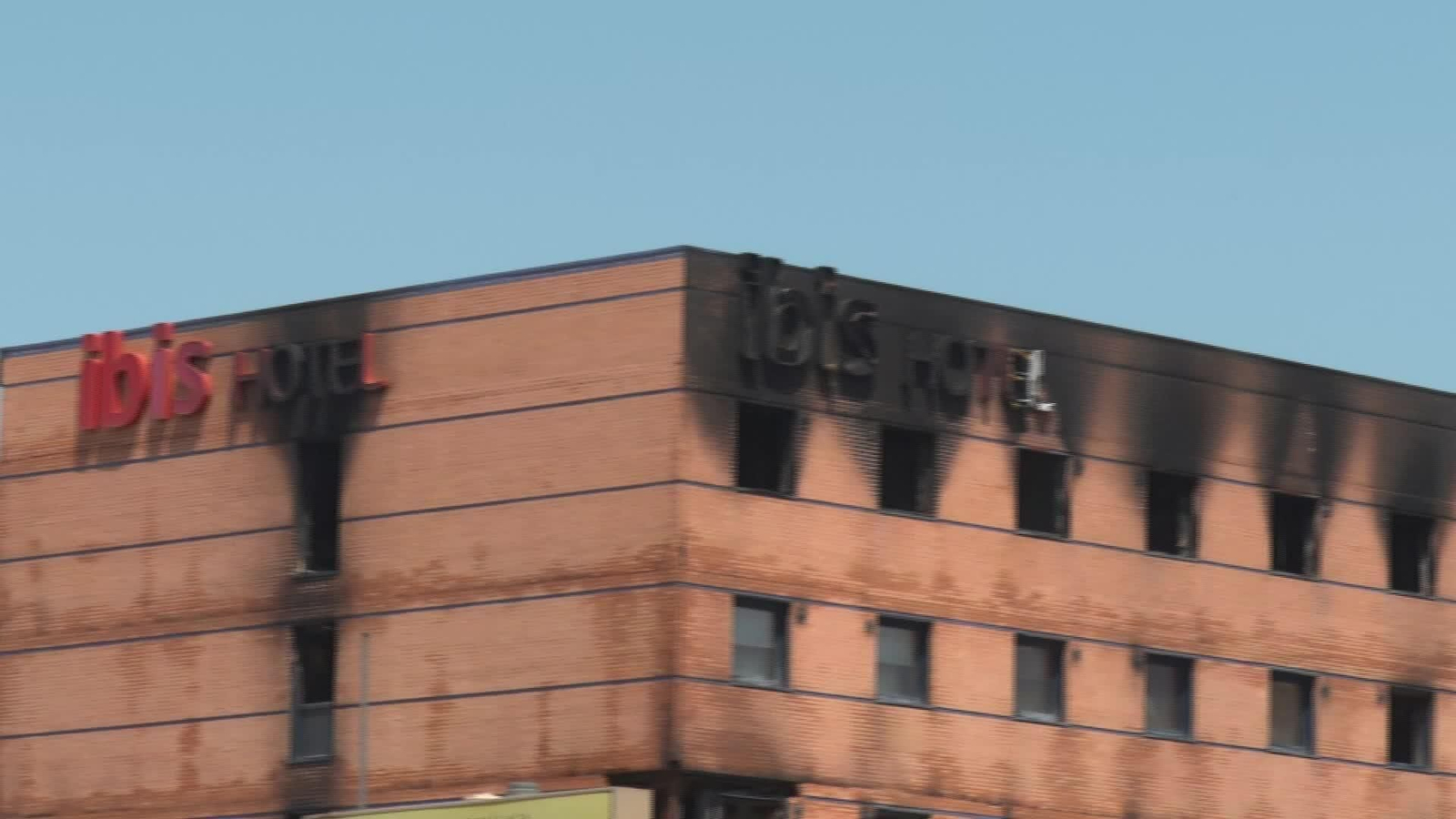 J053-MALAGA CONTINUA INCENDIO HOTEL