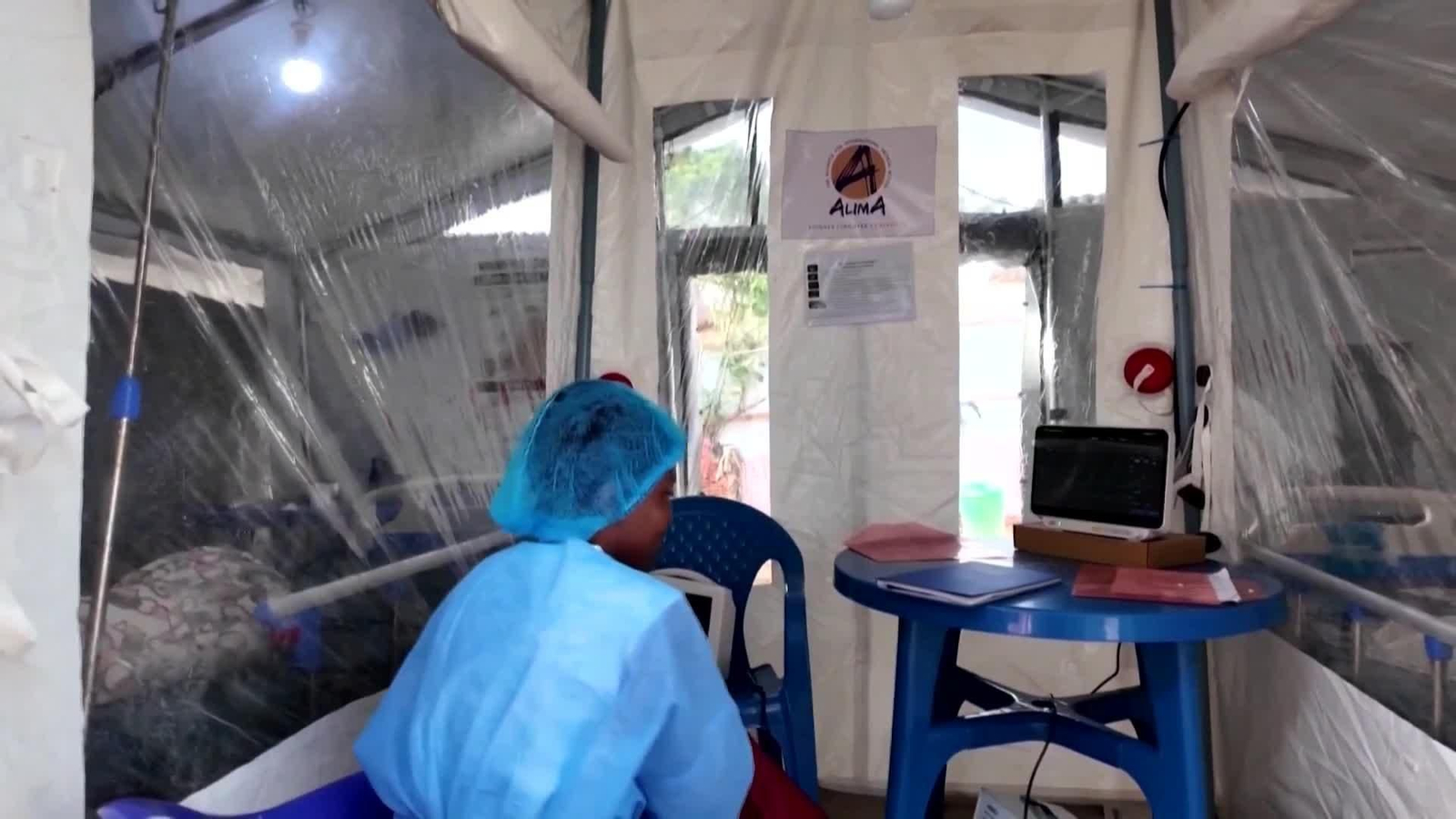 Los casos de ébola en el Congo arrasan entre los niños