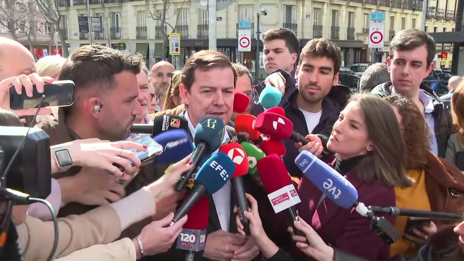 L018-MADRID LLEGADA MAÑUECO SEDE GENOVA APLAUSOS