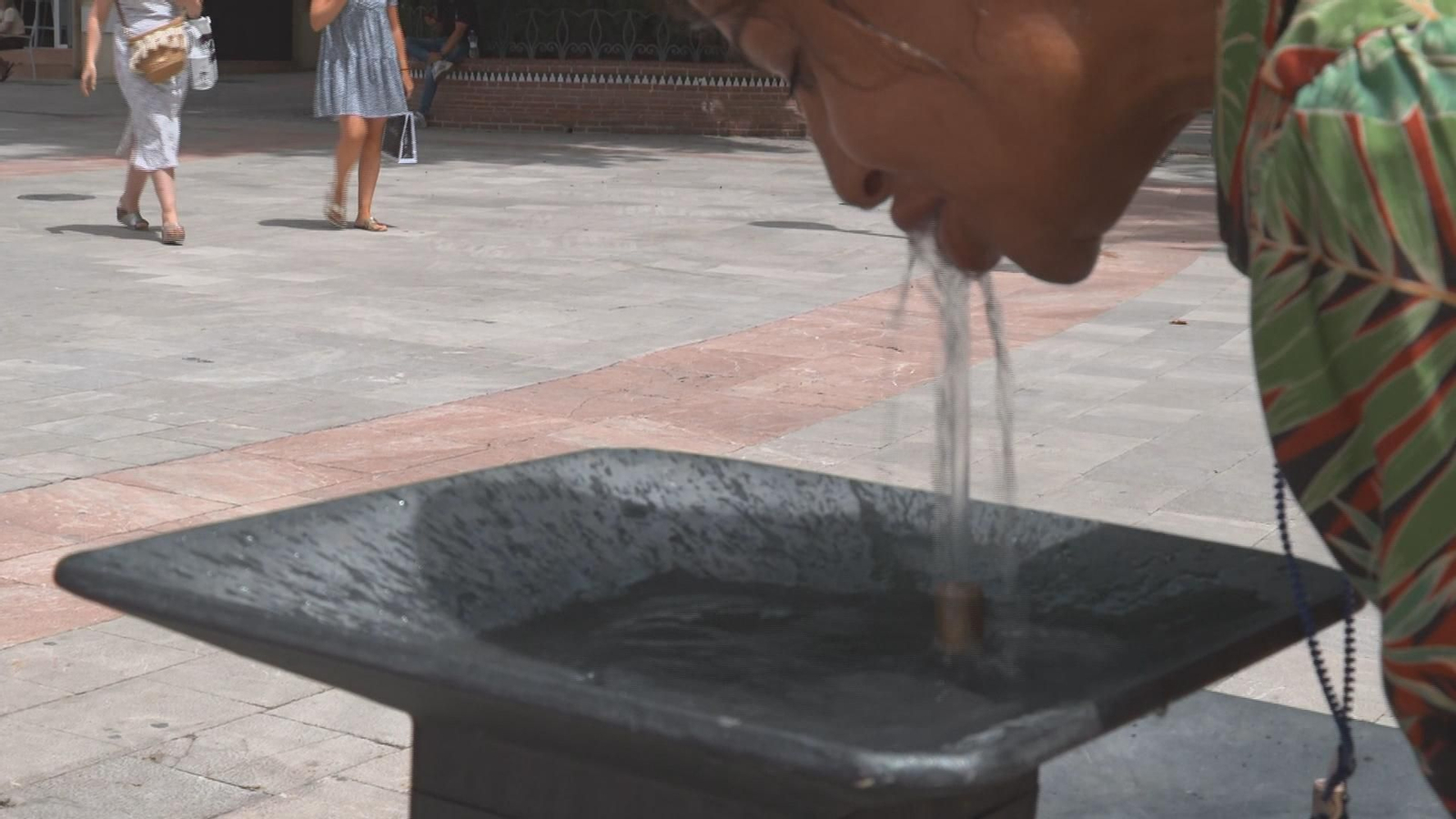 bebiendo de una fuente en granada