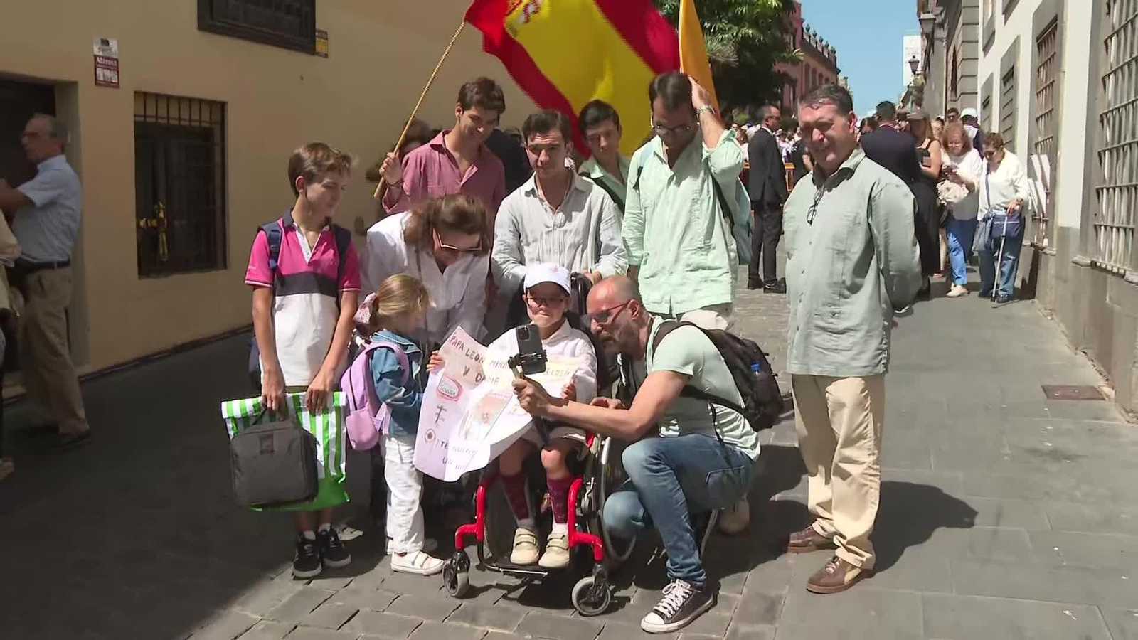 J050-VARIOS PAPA REAX CANARIOS VISITA LEÓN