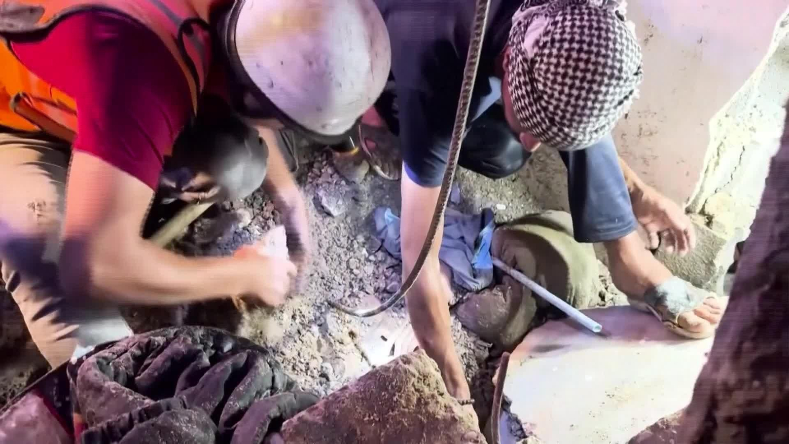 X074-GAZA RESCATE MUJER
