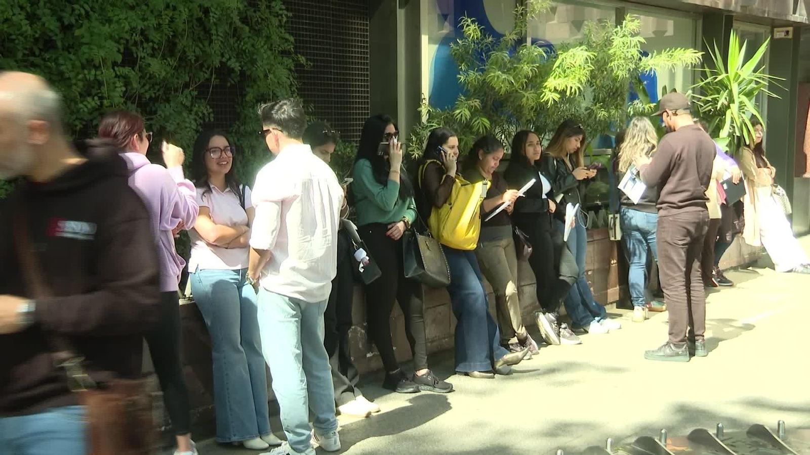 V046-BARCELONA COLAS REGULARIZACION MIGRANTES