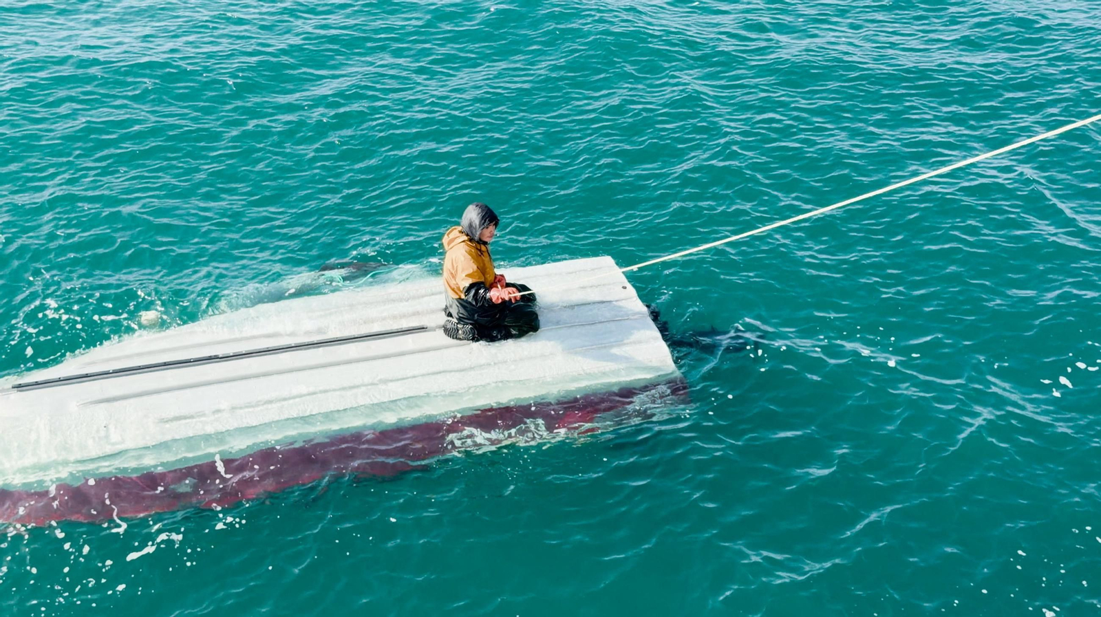 Un adolescente sobrevive dos días tras naufragar en el mar de Bering