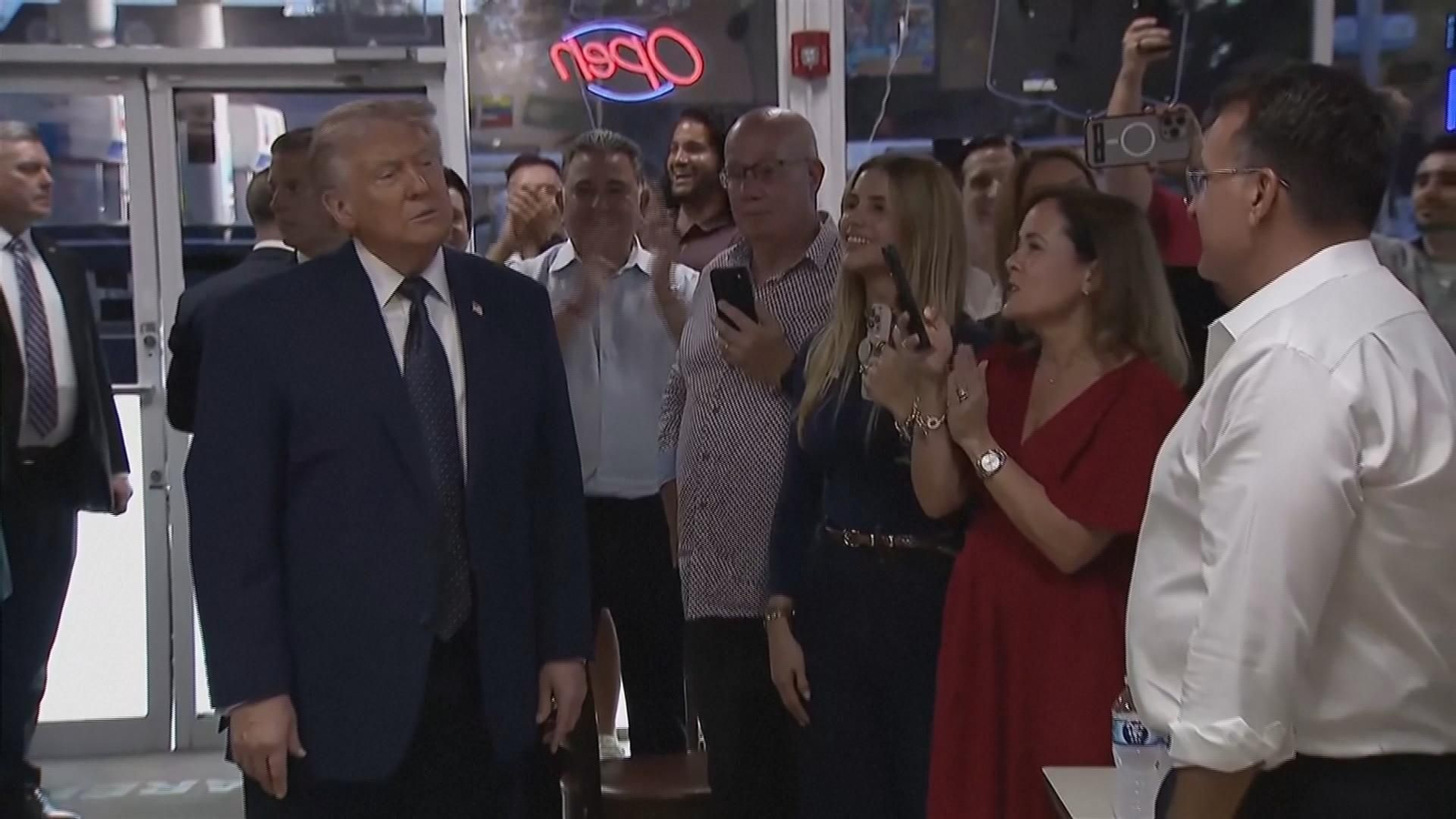 va trump en restaurante venezolano frame 1761