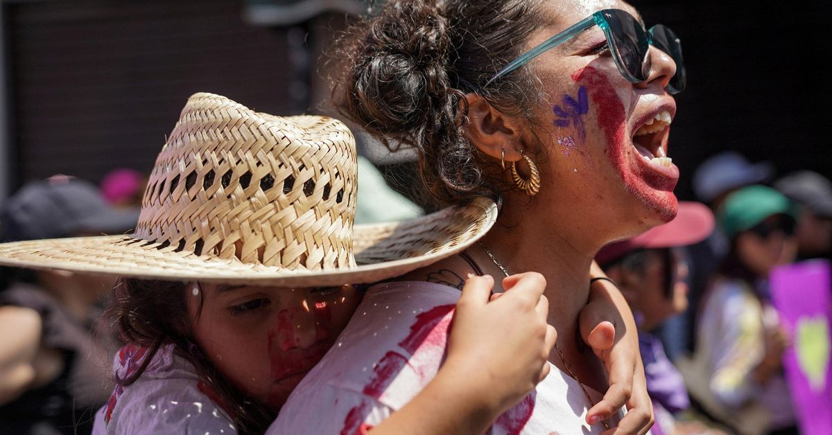 Miles de mujeres marchan en América Latina por el 8M para exigir ...