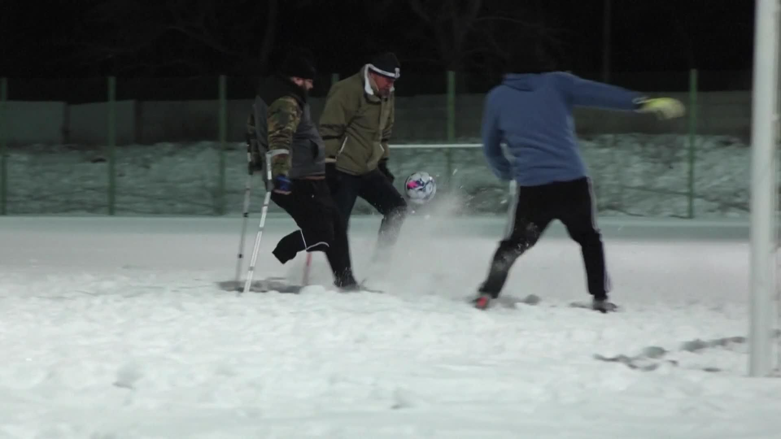 va soldados ucranianos amputados juegan al futbol