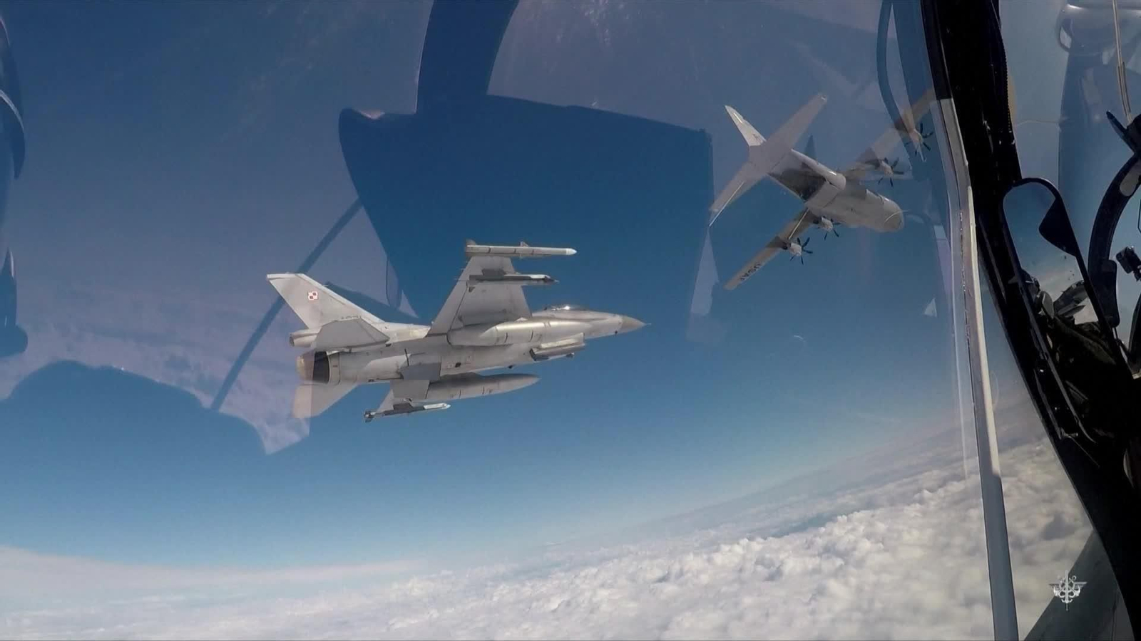 X057-POLONIA AVIONES FRANCESES PATRULLANDO