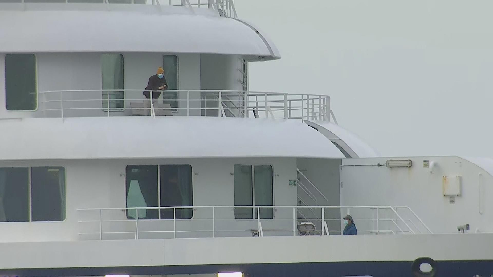 Pasajeros del MV Hondius siguen el operativo en la cubierta con mascarilla