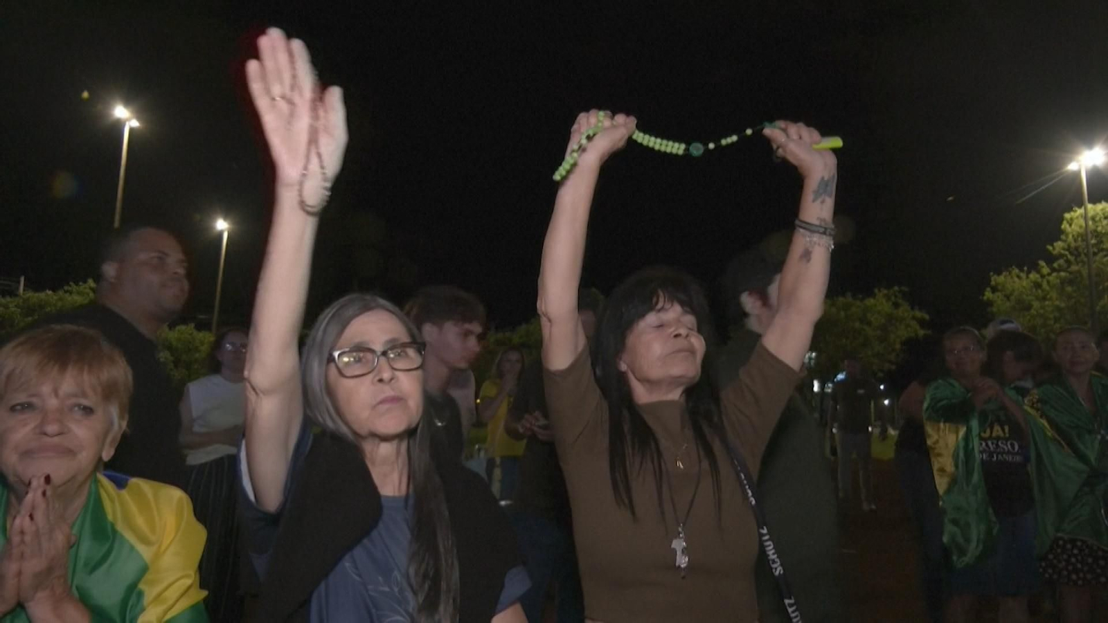 La detención de Bolsonaro divide a Brasilia en una noche de rezos y bailes