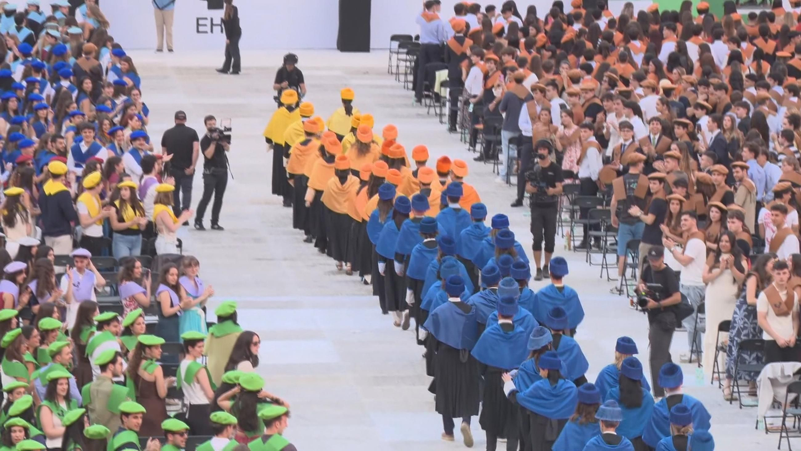 V071 BILBAO FIESTA GRADUACION MULTITUDINARIA OK frame 1200