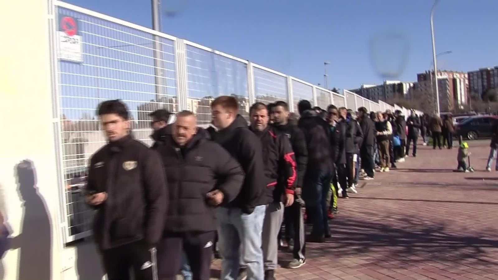S035-MADRID AMBIENTE Y QUEJAS AFICION RAYO ESTADIO VALLECAS