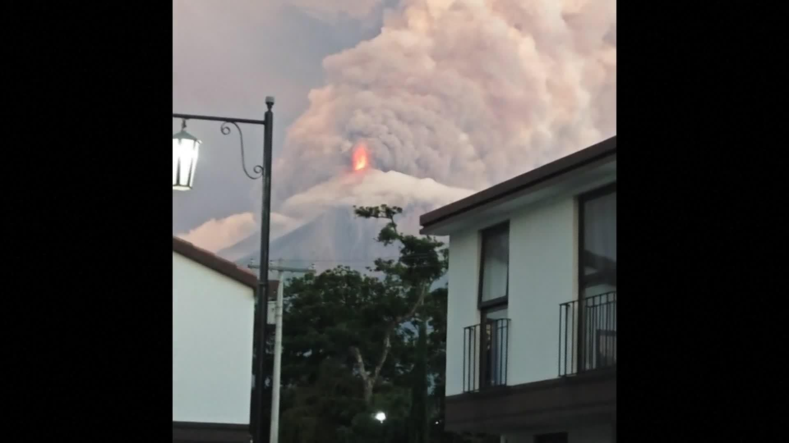 X004-GUATEMALA VOLCAN