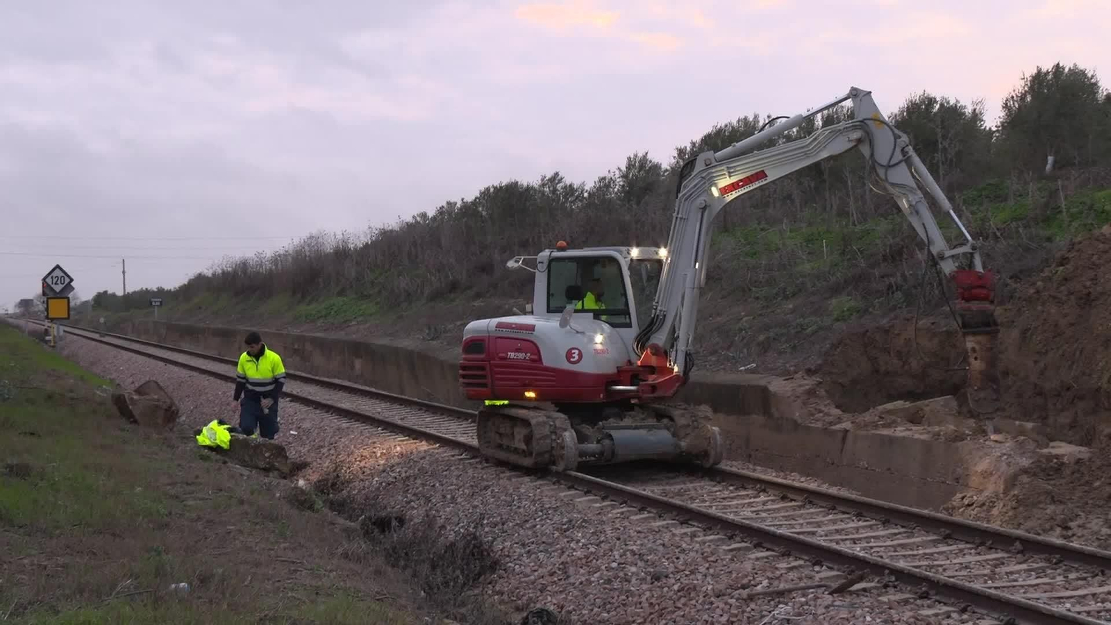 D048-SEVILLA CAIDA MURO VIAS TREN EL ARAHAL Y MARCHENA
