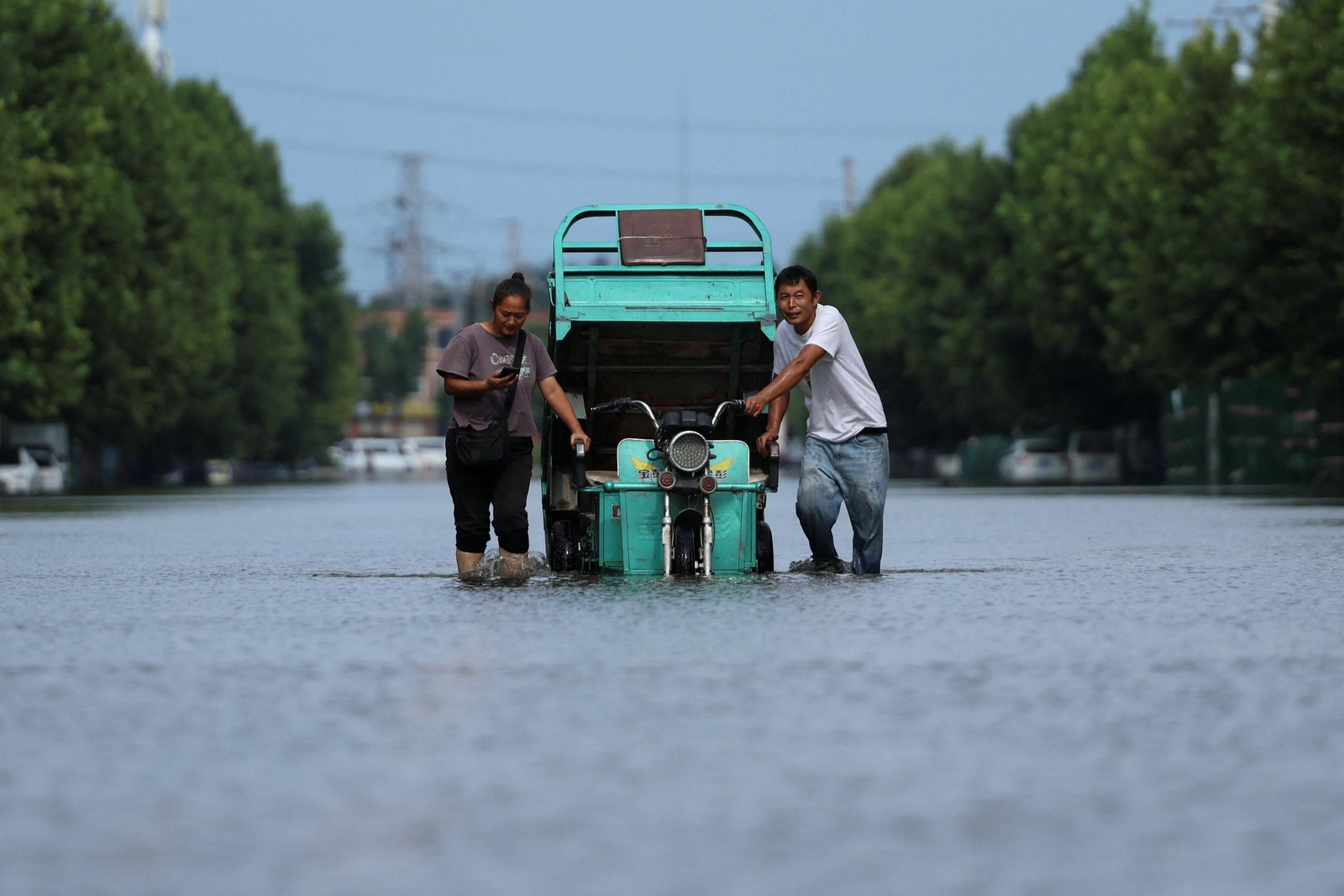 China revisa y sella varias brechas en diques tras las fuertes lluvias