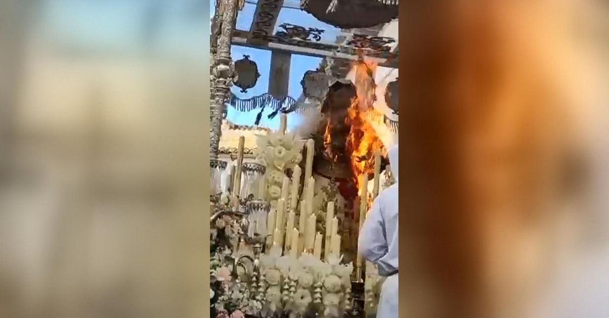 Arde la imagen de la Virgen del Rocío de Vélez-Málaga al caerse una ...