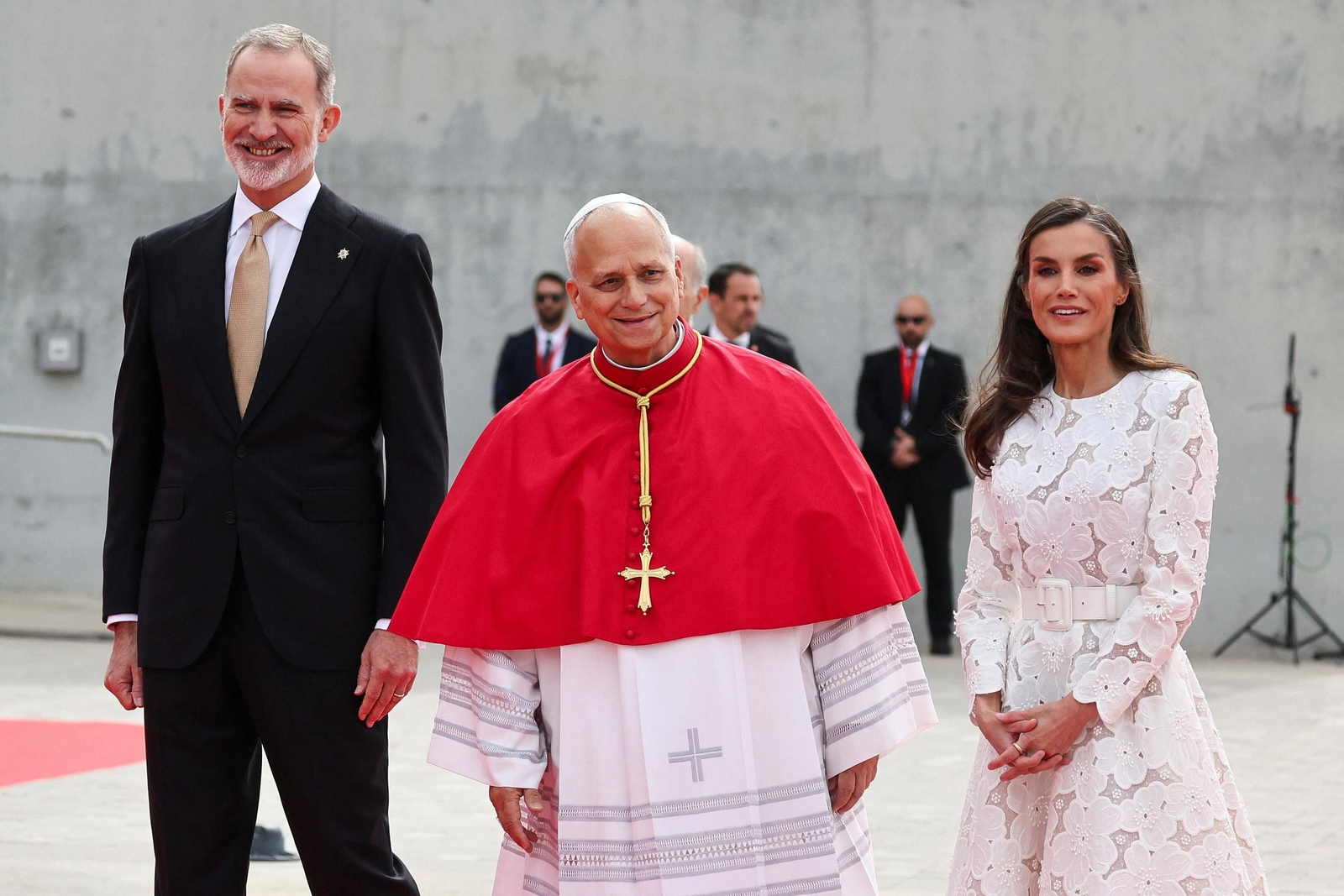 Los reyes reciben al papa León XIV a su llegada a España