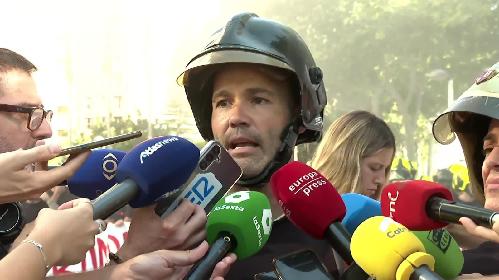 Bomberos se concentran en la Ciudad de la Justicia de Valencia al grito de 'Mompó dimisión': "No estamos preparados para otra DANA"