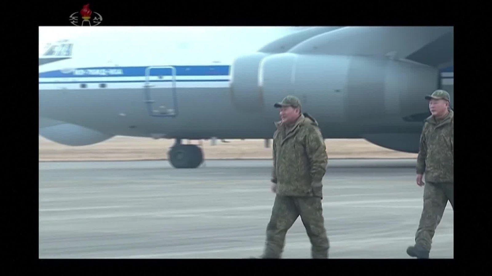 S002-COREA DEL NORTE KIM JONG UN SALUDA TROPAS