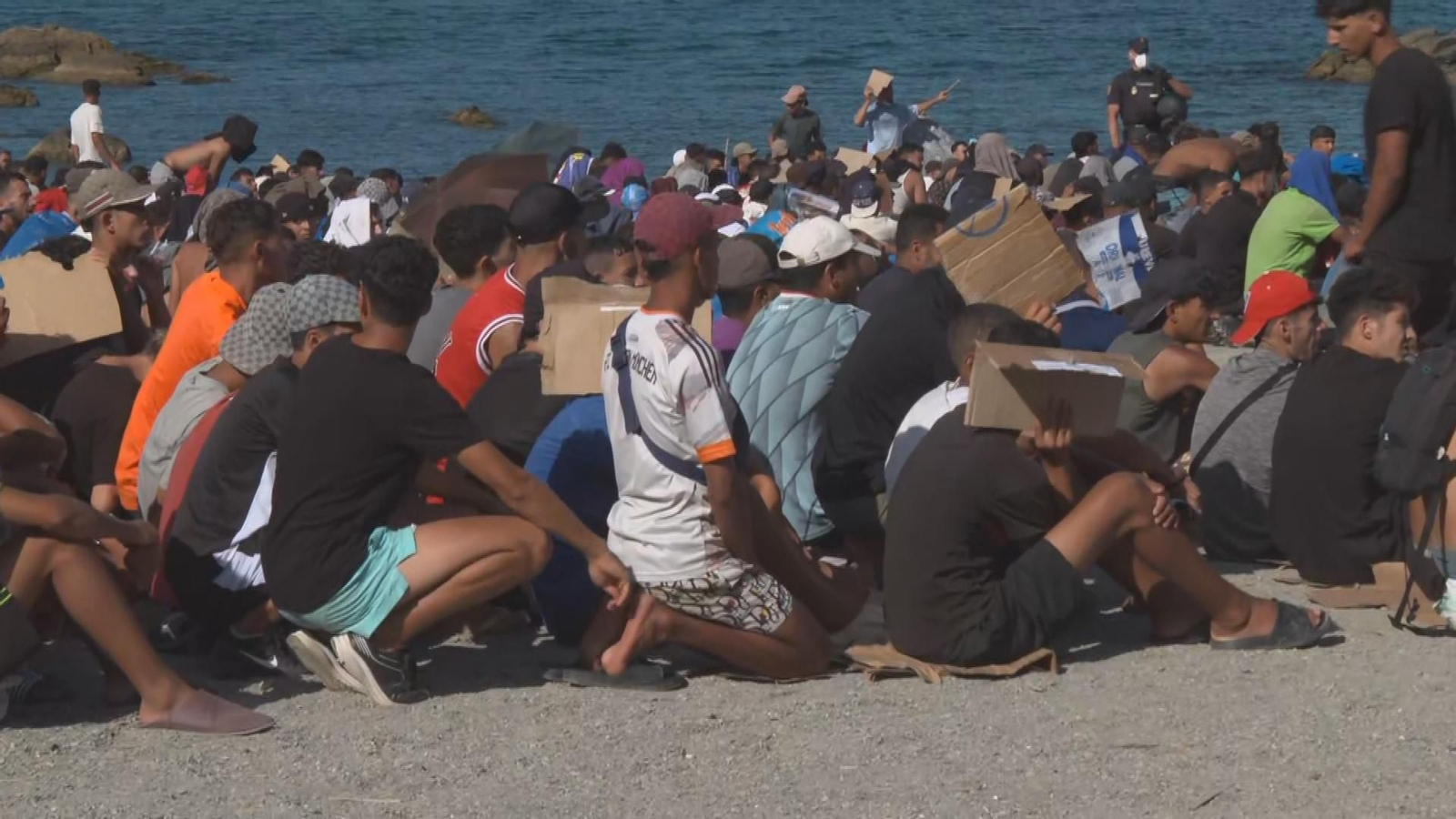 Migrantes en la playa del Trampolín