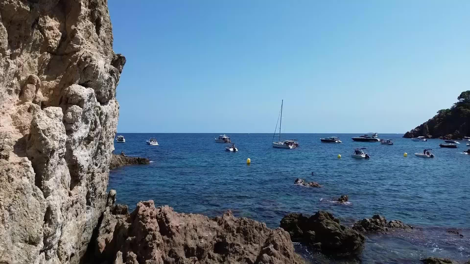D020-BARCELONA EMBARCACIONES EN CALAS