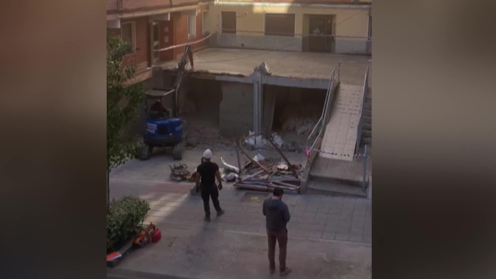 Vecinos de Santurce afectados por un derrumbe esperan volver a sus casas pronto Vecinos de Santurce afectados por un derrumbe esperan volver a sus casas pronto