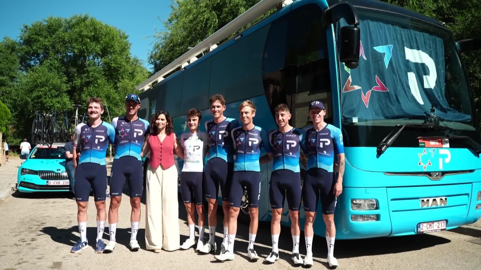 va ayuso saluda ciclistas israel