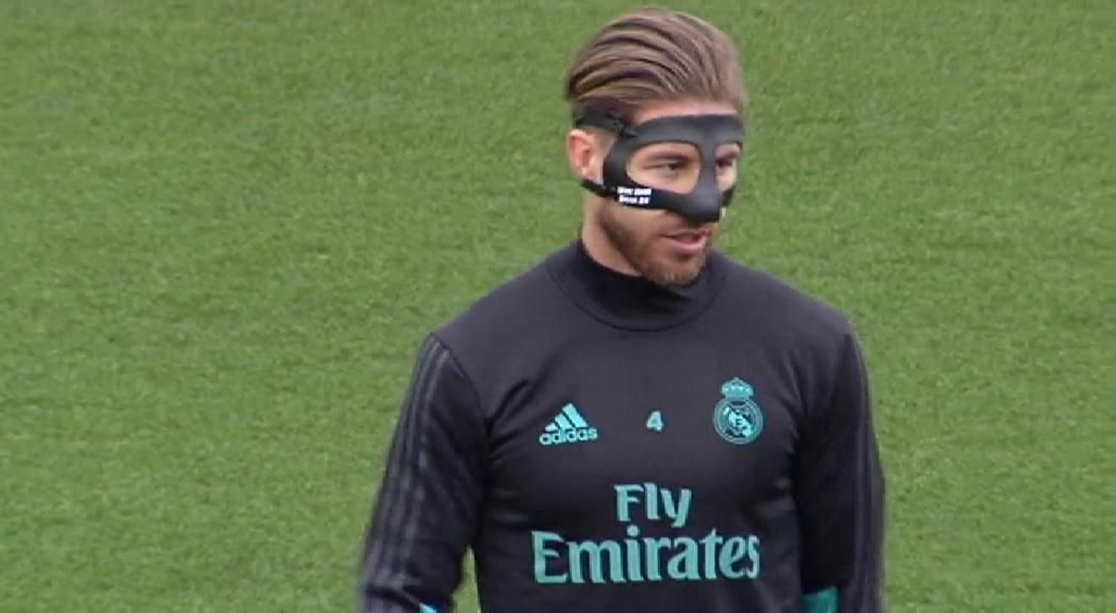 Sergio Ramos entrena con una máscara Sergio Ramos entrena con una máscara