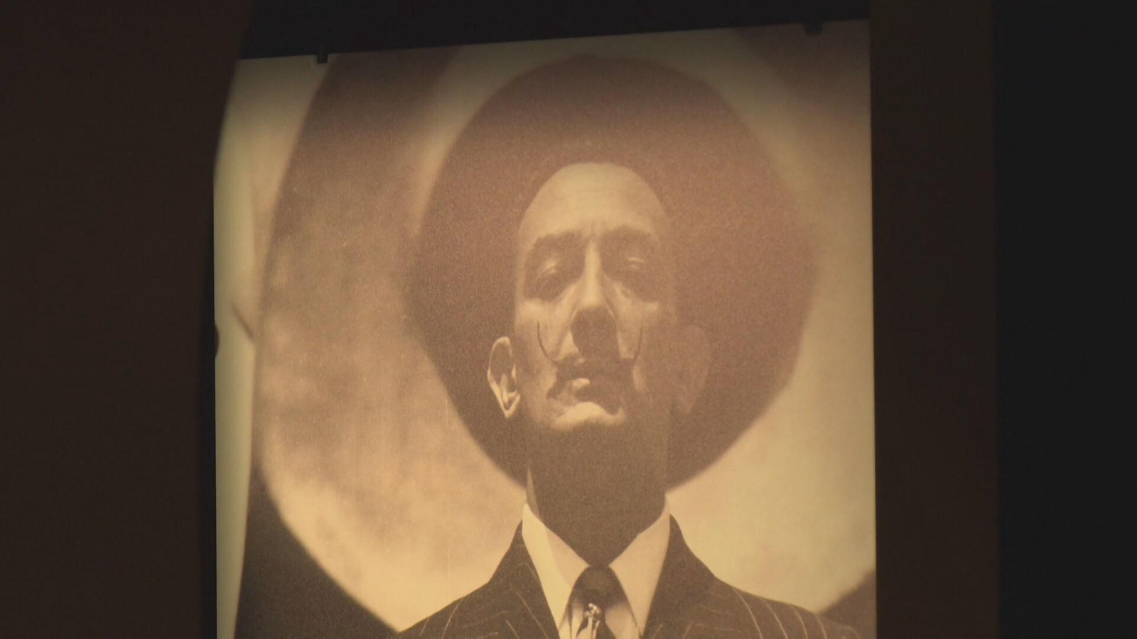 X078 BARCELONA EXPOSICION DALI frame 1904