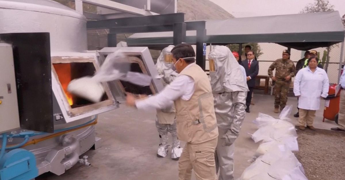 Incineran más de 11 toneladas de droga en Perú