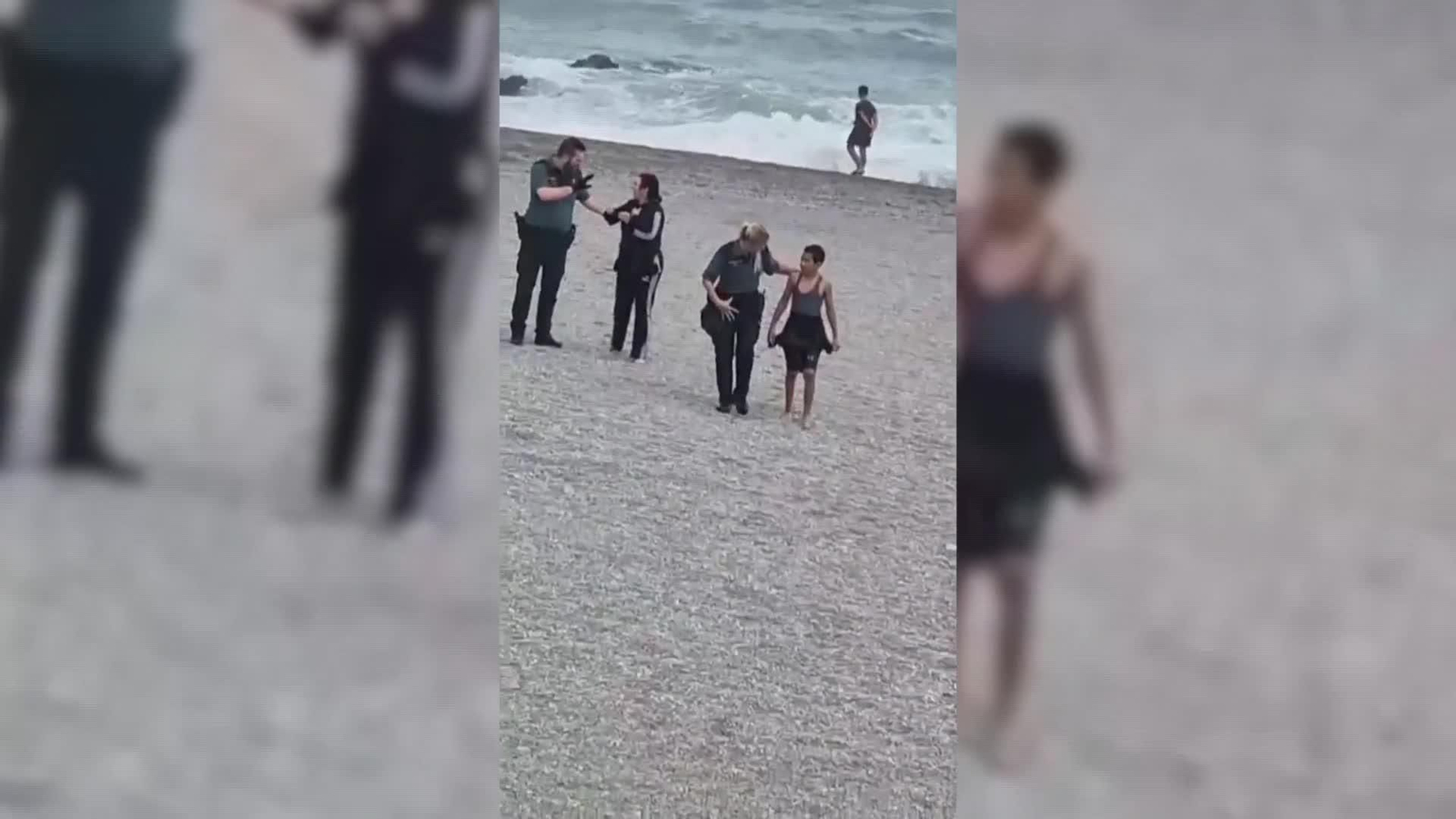 va madre e hijo nadan desde ceuta