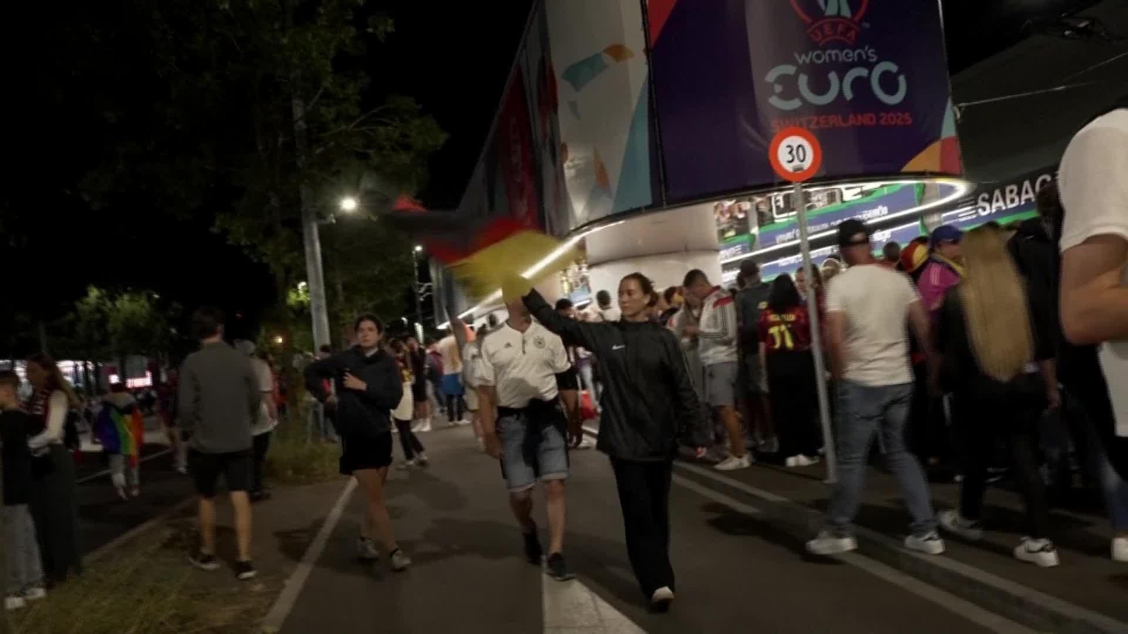 D606-SUIZA FANS CELEBRAN VICTORIA ALEMANIA