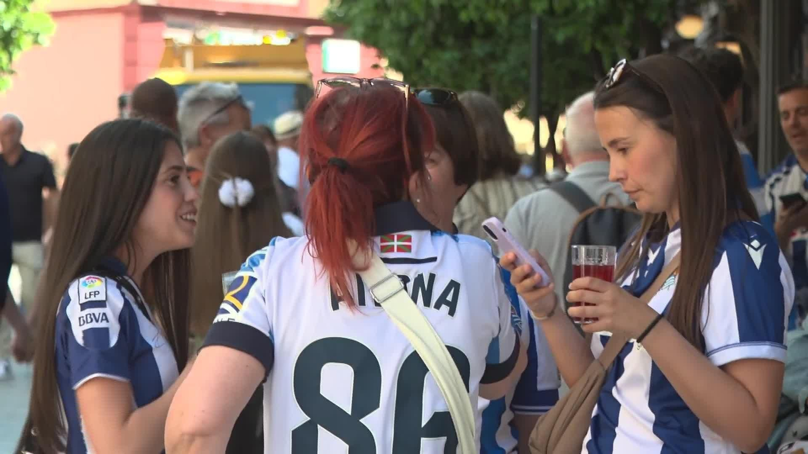 V081-SEVILLA AMBIENTE AFICIONADOS TARDE