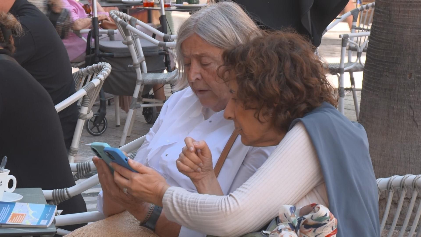 señoras mirando movil