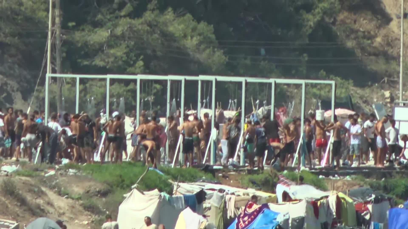 X088-CEUTA PROTESTAS PLAYA TRAMPOLIN