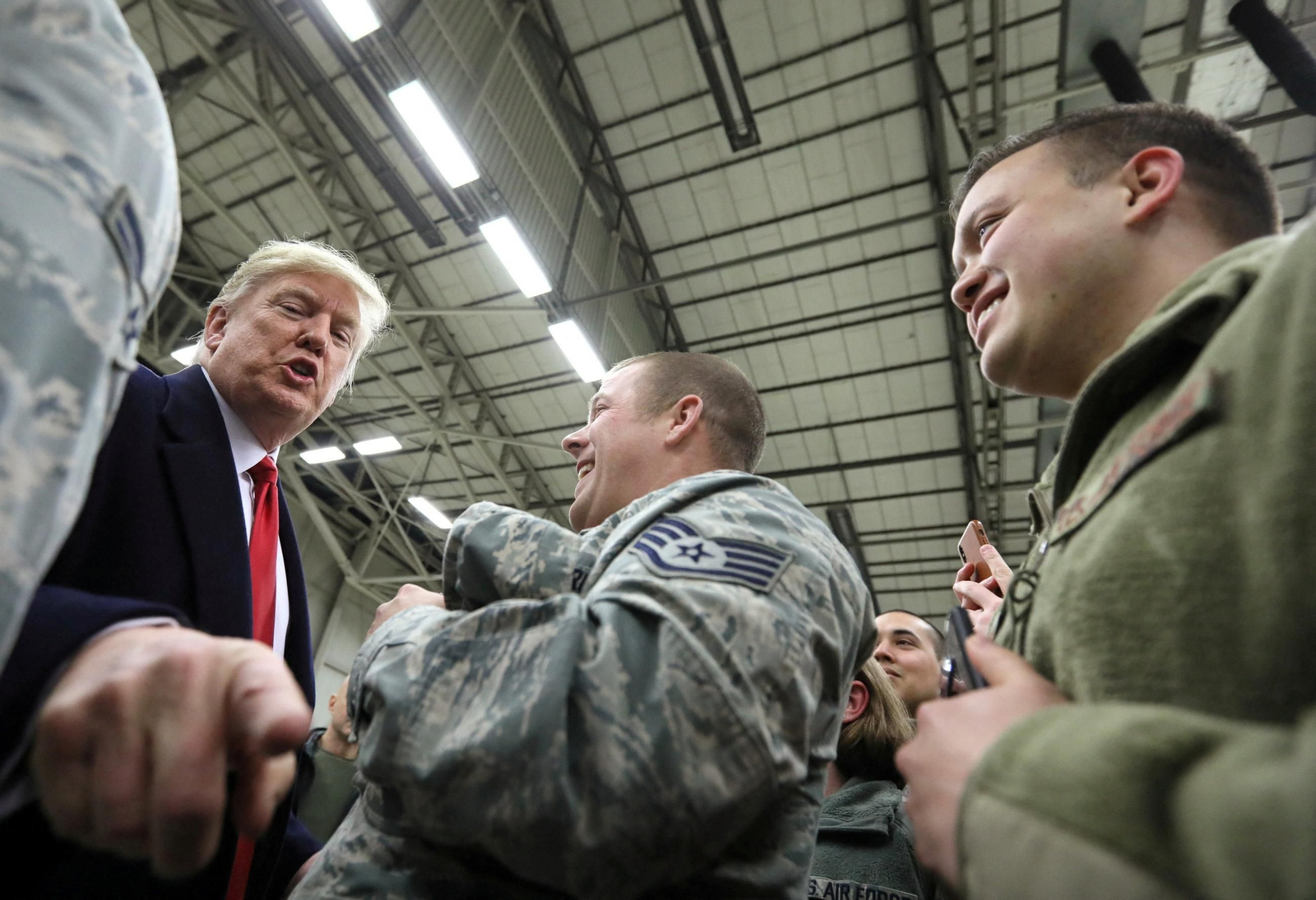 trump señalada con el dedo militar
