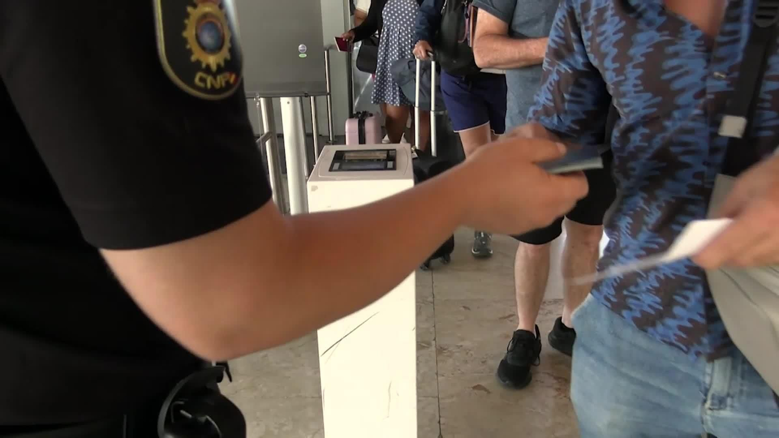 va controles barajas a italianos