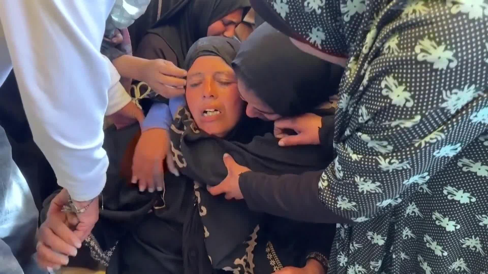 va familia palestina llora muerte hombre asesinado fuego israel