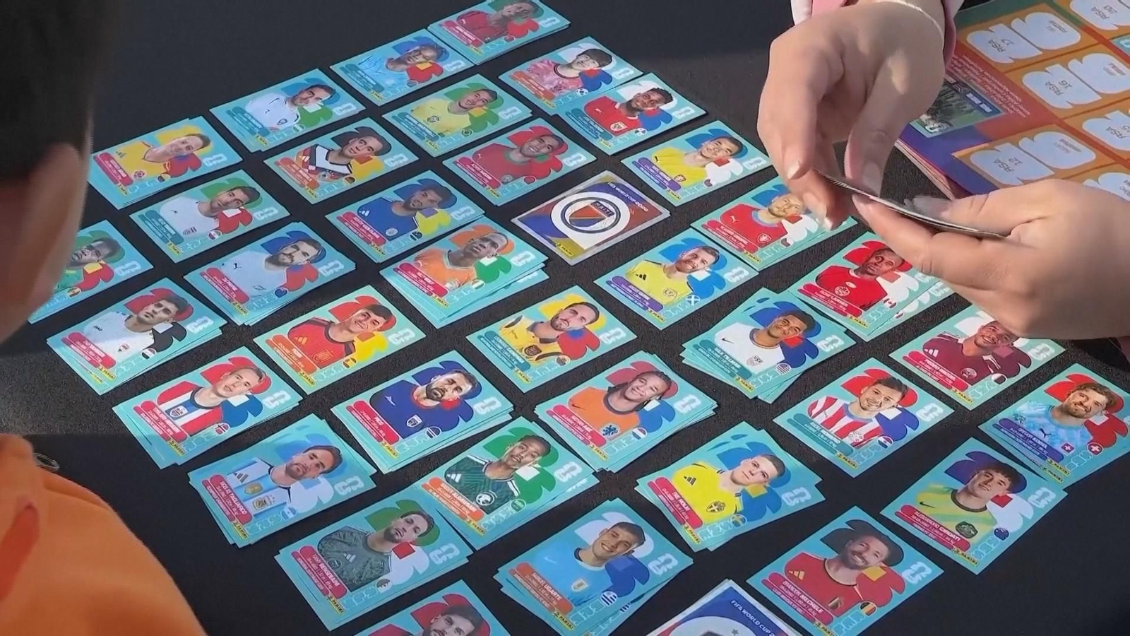 Miles de aficionados intercambian cromos del Mundial en la mayor "Cambiatón" de Chile