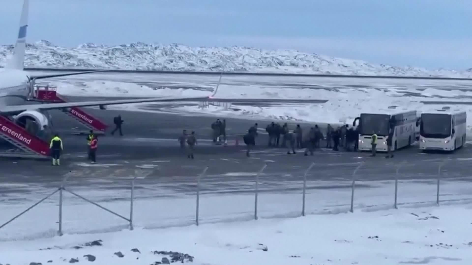 S004-GROENLANDIA LLEGADA MILITARES