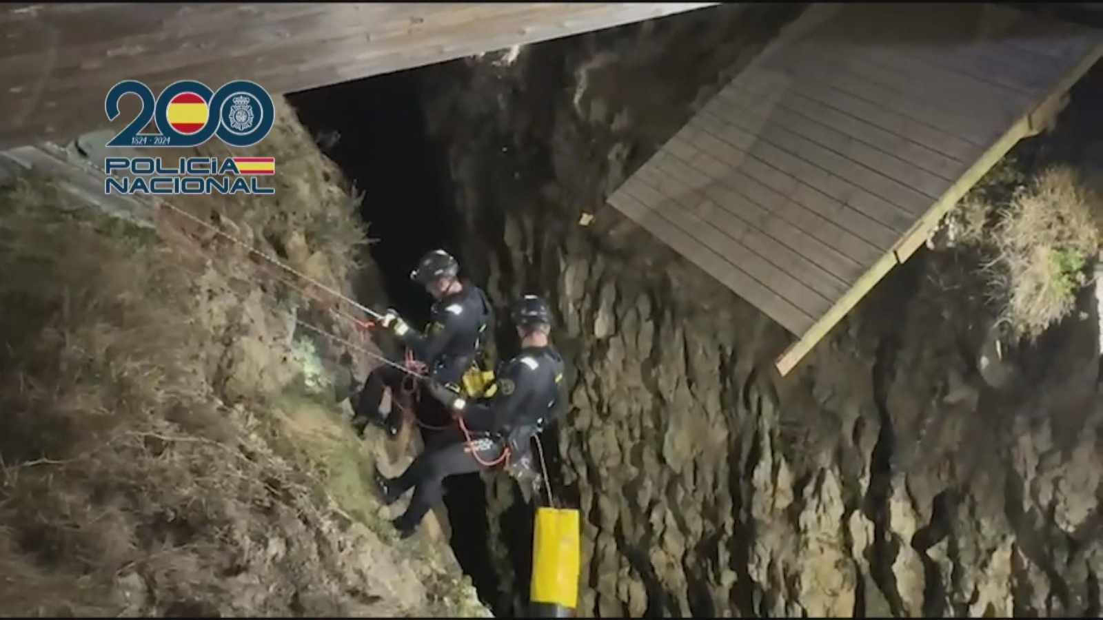 J008 IMAGENES POLICIA BUSQUEDA DESAPARECIDA SANTANDER NOCHE.Duplicate frame 831