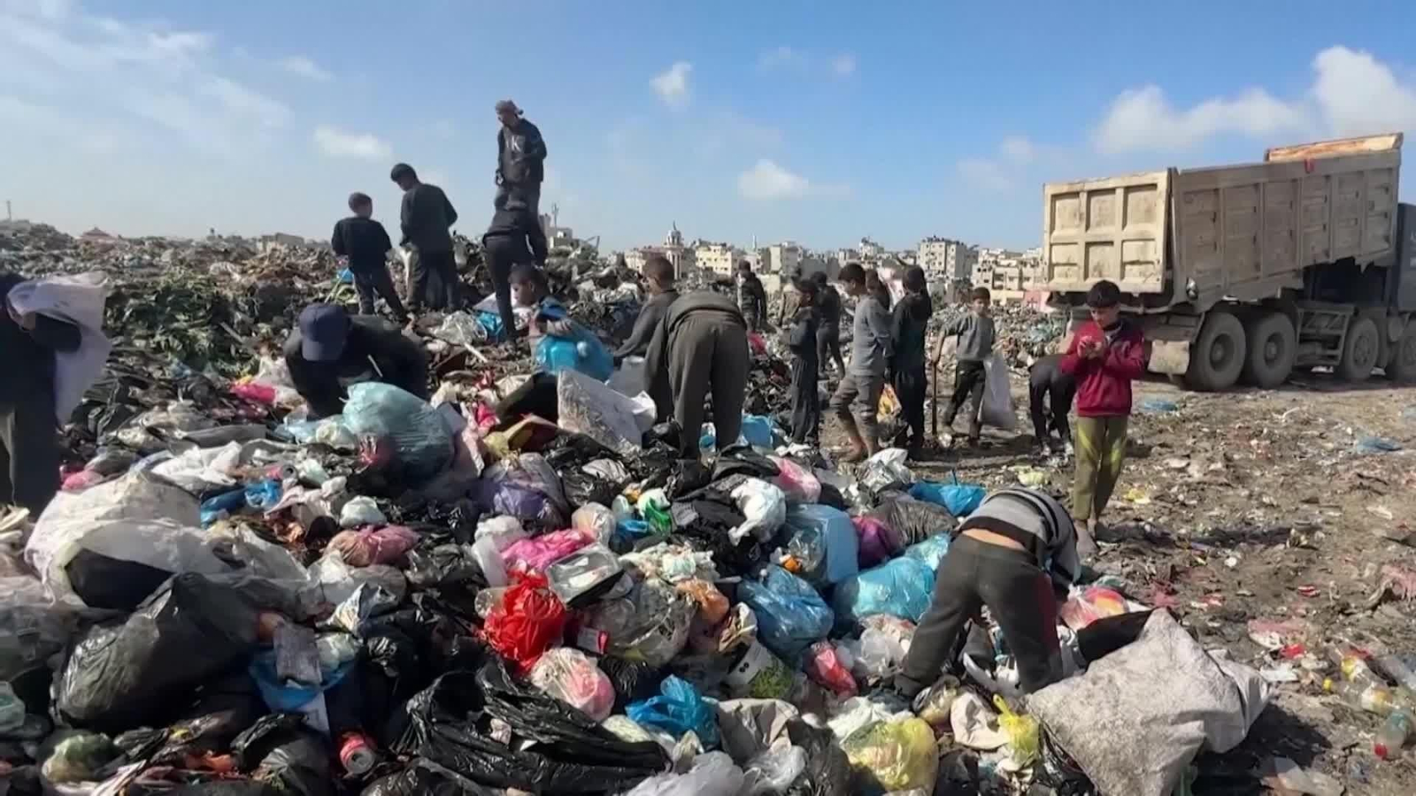 va onu comienza a limpiar vertedero gaza