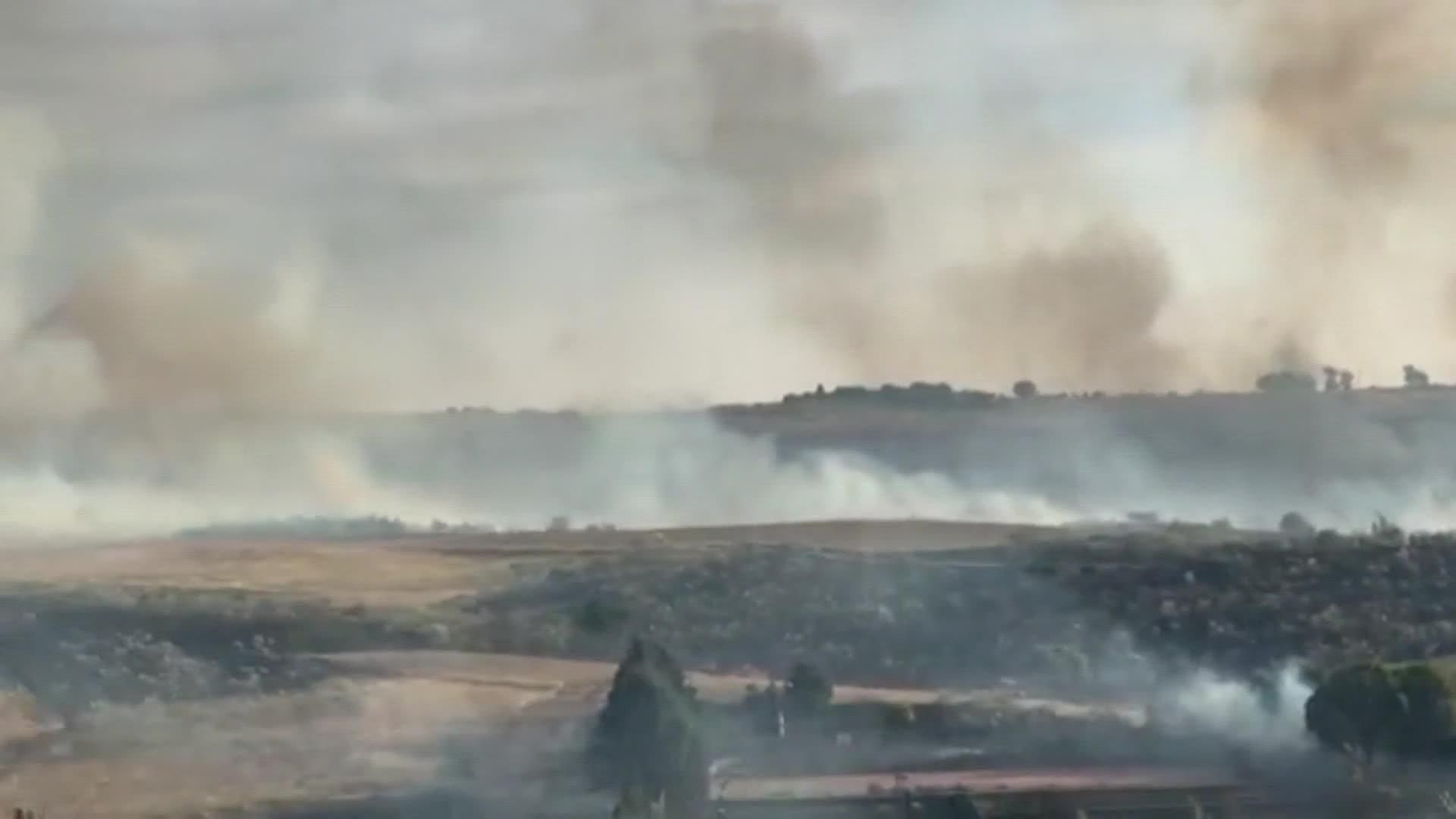 Vecinos confinados por un incendio en Méntrida, Toledo