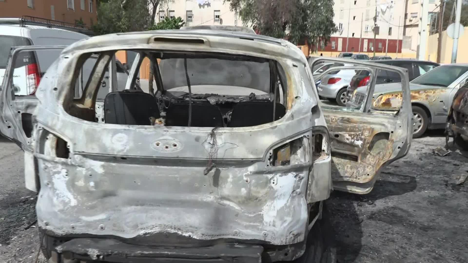 J025-CEUTA COCHES QUEMADOS FRENTE A COLEGIO