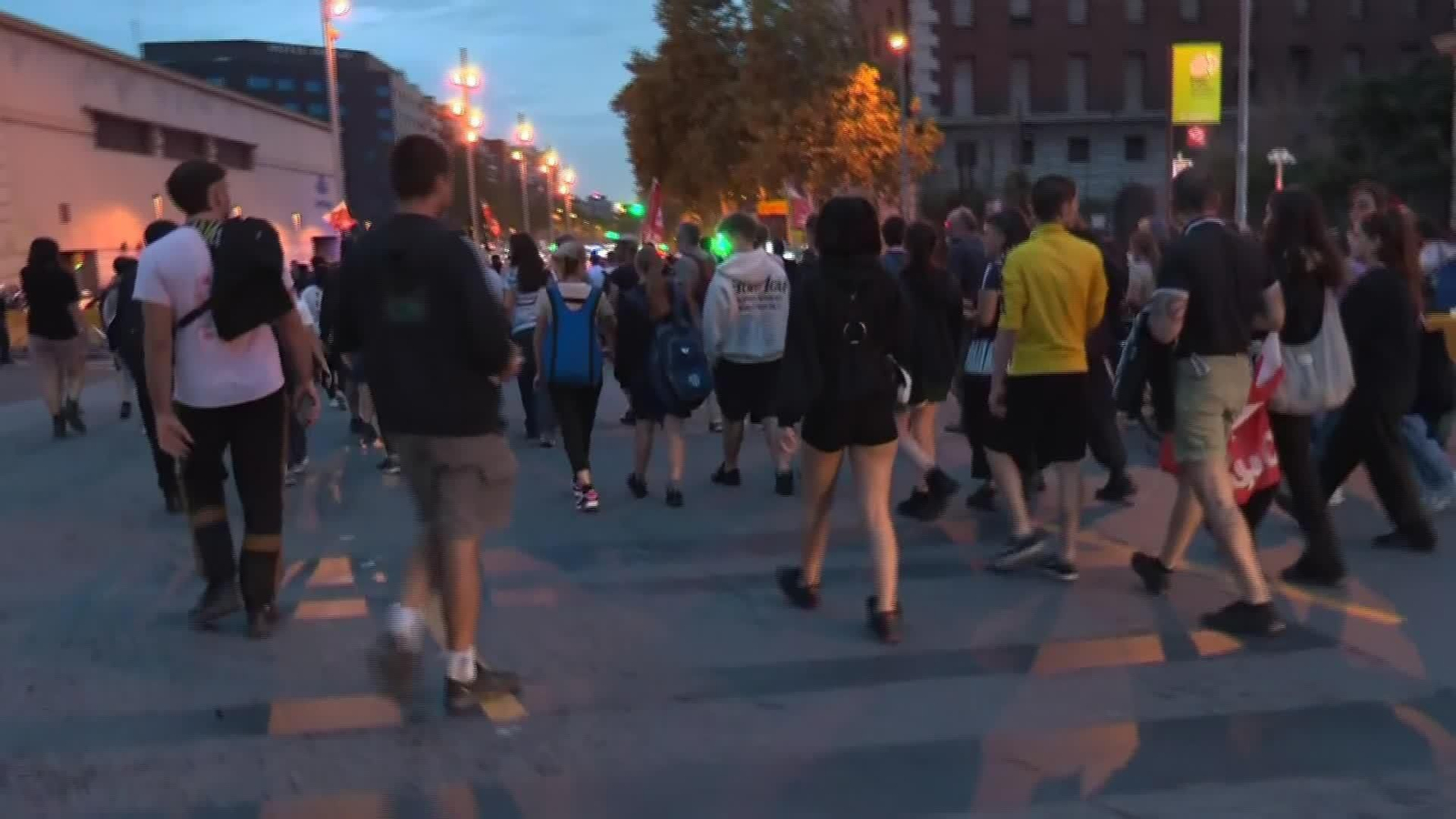 V102-BARCELONA MANIFESTACION VIVIENDA CORTES TRAFICO