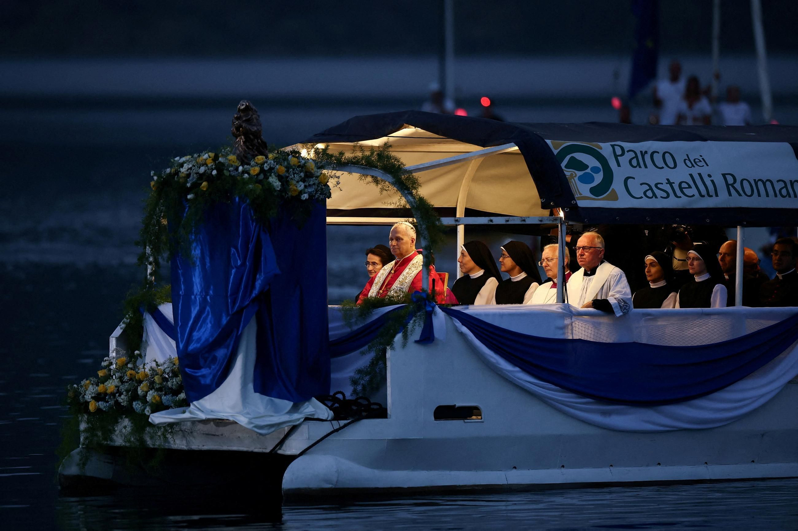 León XIV se convierte en el primer papa en procesión por el lago Albano