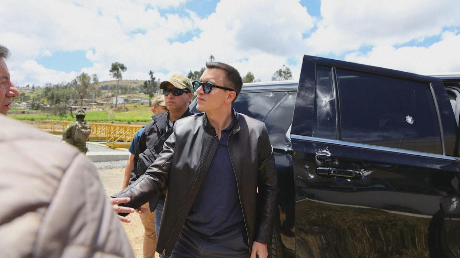 X008-ECUADOR ATAQUE CON PIEDRAS A NOBOA