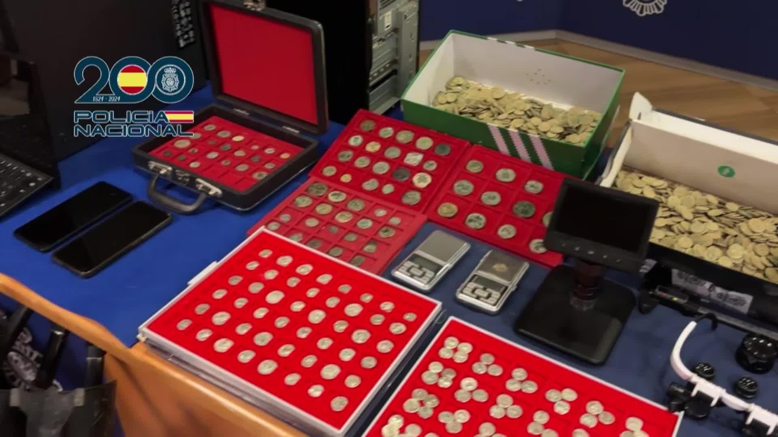 va policia corona y monedas