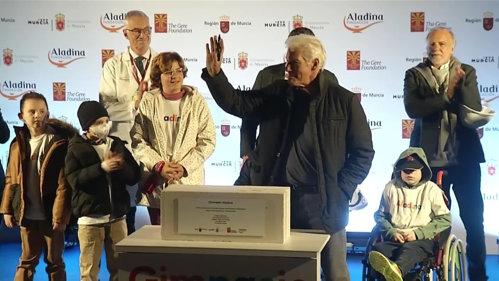 va richard gere apadrina hospital