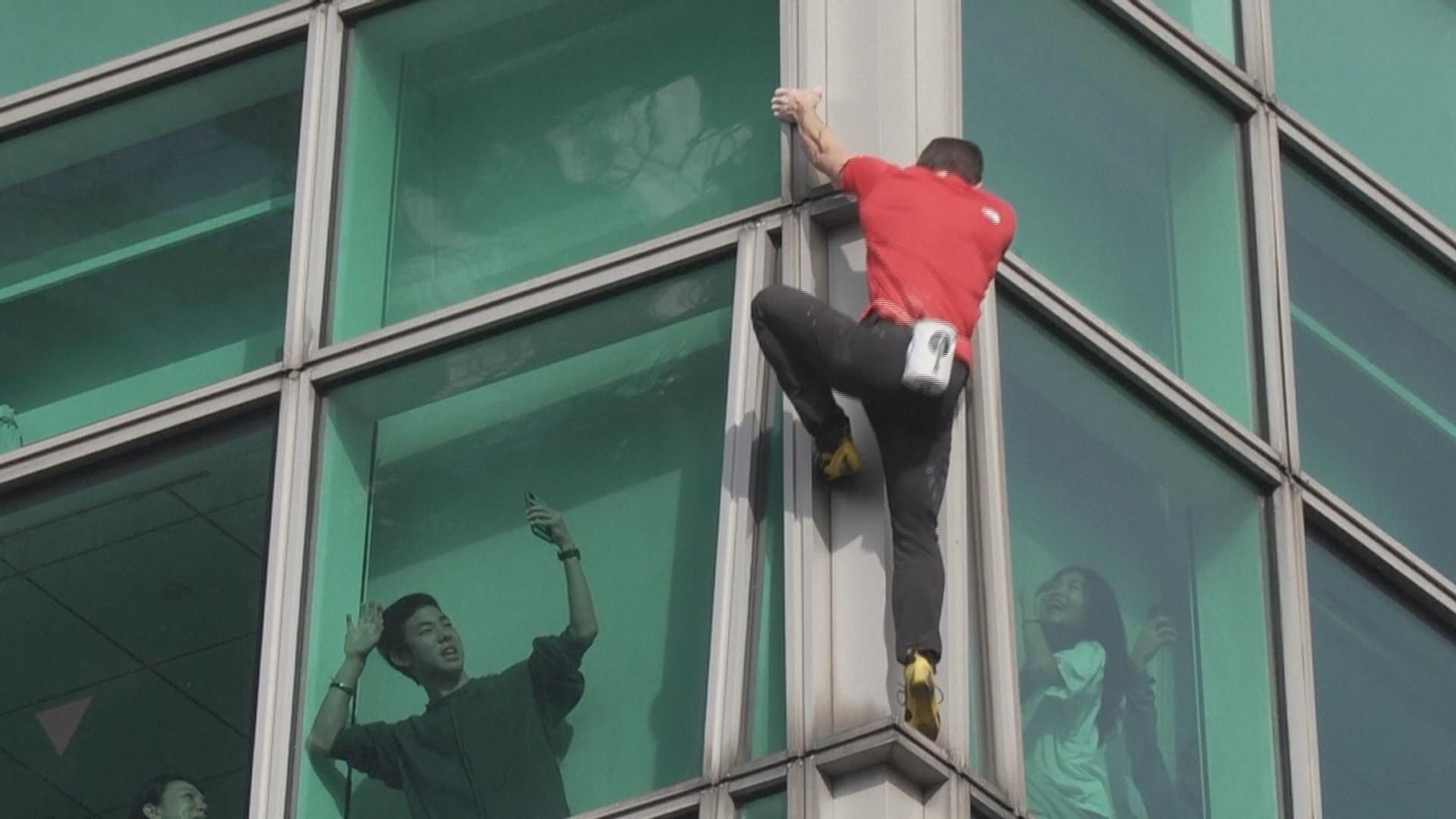 Alex Honnold hace historia al escalar sin cuerdas ni arnés el rascacielos Taipei 101